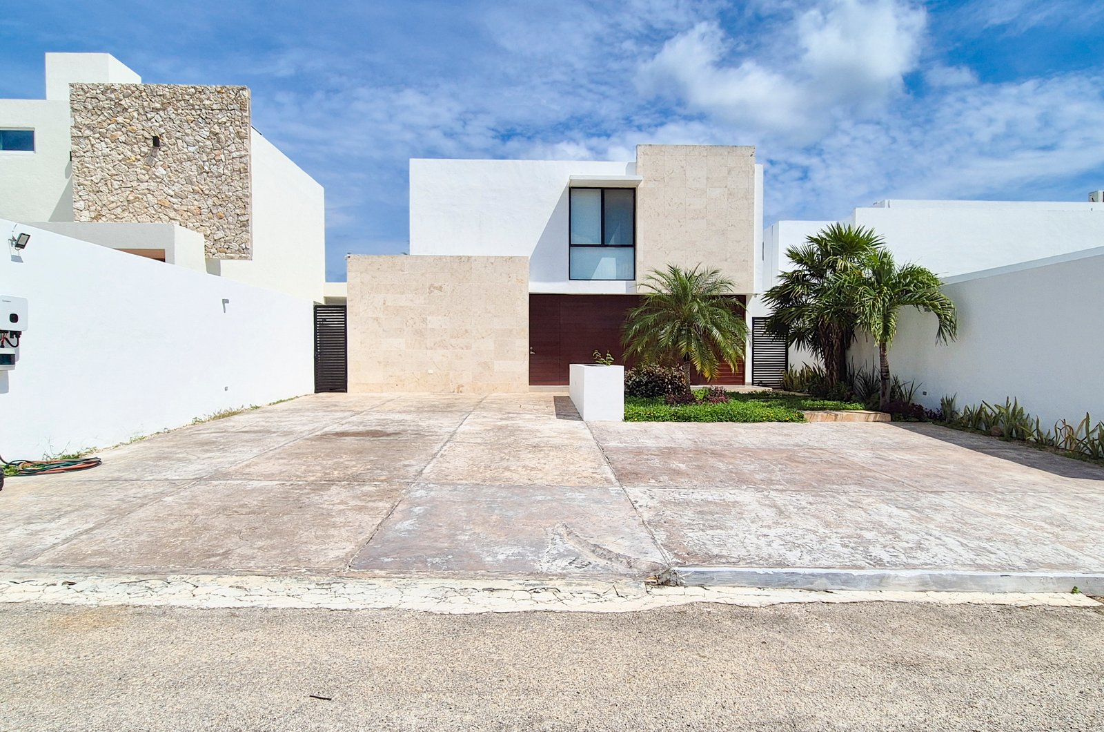 1858-Casa-en-Renta-en-Privada-ubicada-en-Cholul-Merida-Amueblada-y-Equipada (2).jpg